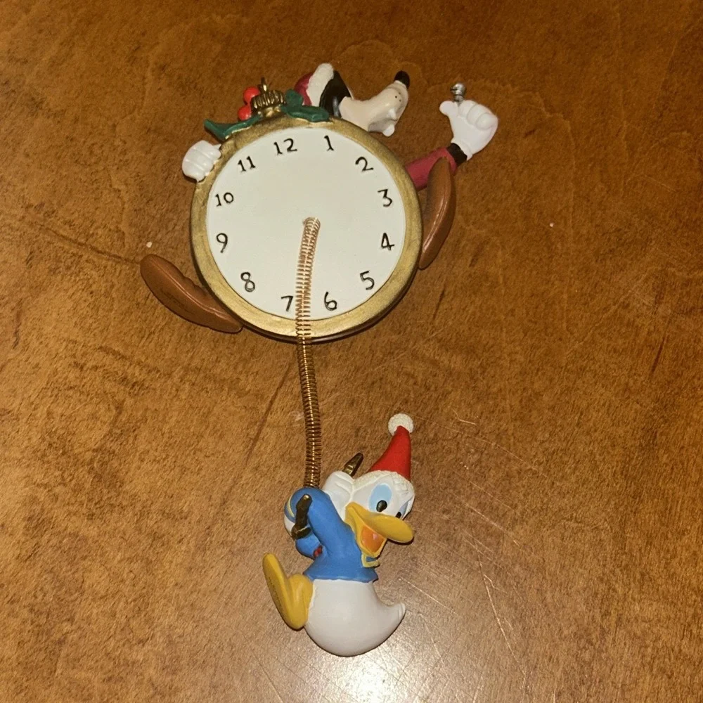 WALT DISNEY - GOOFY CLOCK SPRING ORNAMENT WITH DONALD DUCK AT THE BOTTOM‎